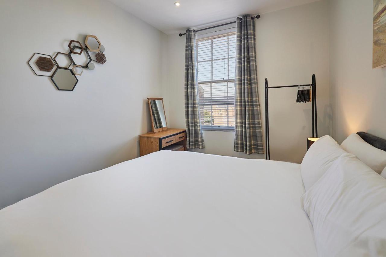 Host & - Alma Square Apartment